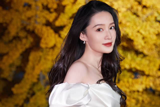 87岁的TVB支柱庆祝钻石婚,鄂温克族盛装参加派对,温兆伦带着女儿露脸