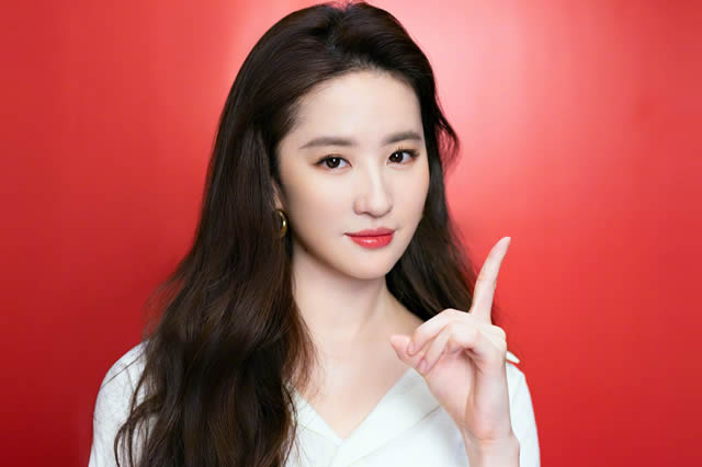 77岁的美容教母郑明明很少露脸,妆容精致昂贵,脸上没有一丝皱纹和不自然
