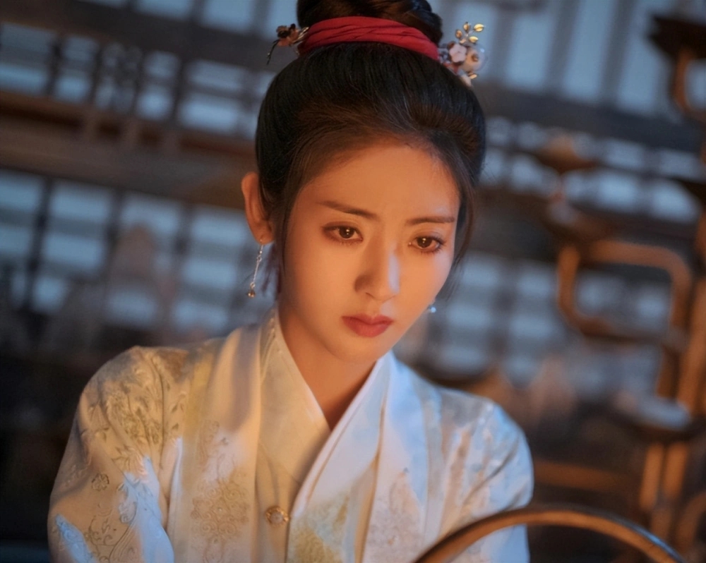 丽莎疯了吗?完全放开自己,疯马秀后的第一个表演就是穿着酷酷的衣服跳舞,只穿内衣