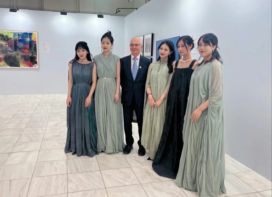 42岁的李小璐现身环球影城,女孩被指穿着act young,甜美的头发凌乱,备受争议
